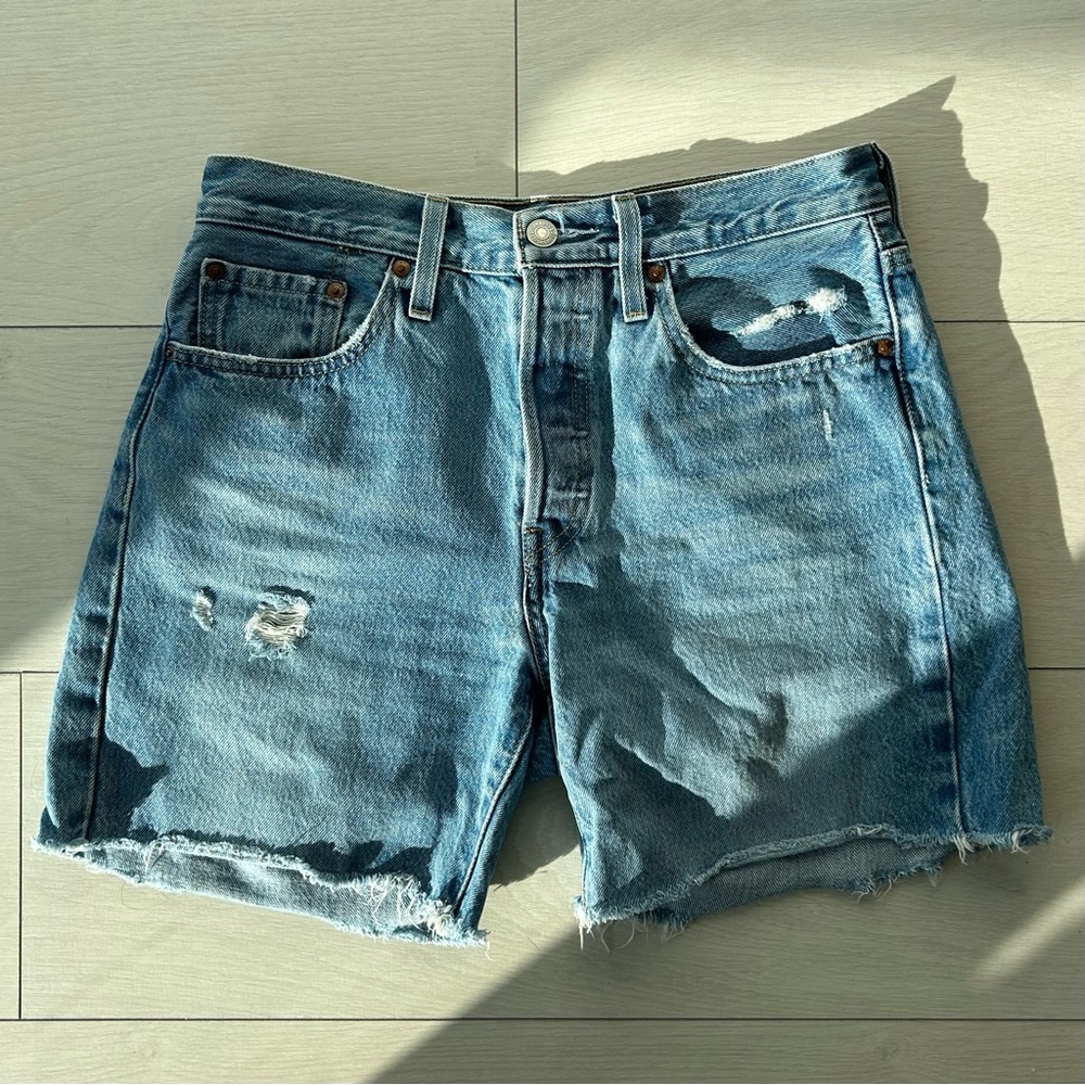 Levi’s 501 mid-thigh shorts